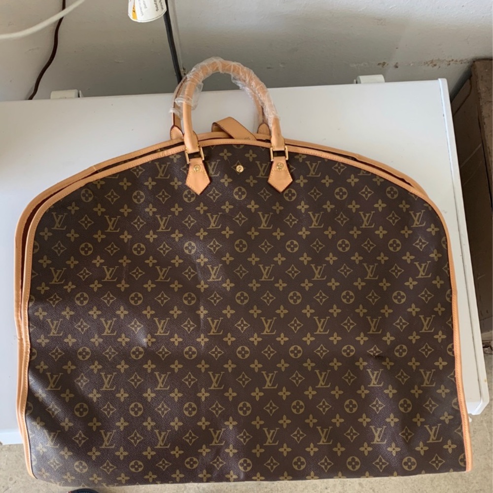 Louis Vuitton (suit bag)